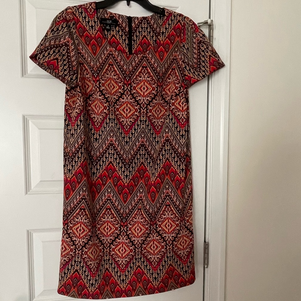 EUC “AGB” Dress, Size 8  Beautiful Pattern with colors of Red, Tan, Gold & Black